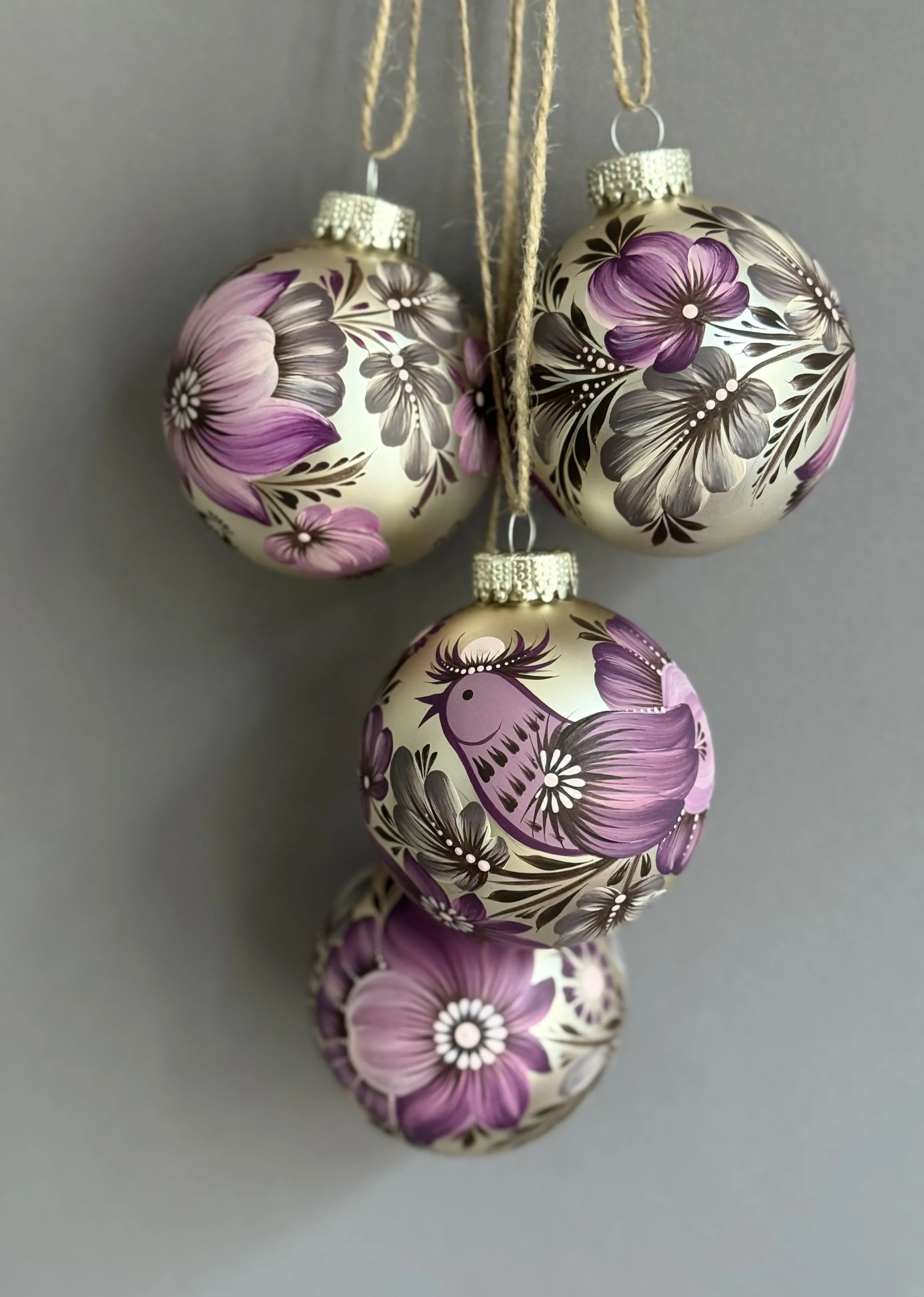 Bild von Satz 1 von Olena Gryshyna, Größe: d 9 cm, hergestellt aus Glas, Acryl, Lack, Weihnachtsschmuck Medium, Teil der Blumen der Erinnerung Serie, zum Preis von €90