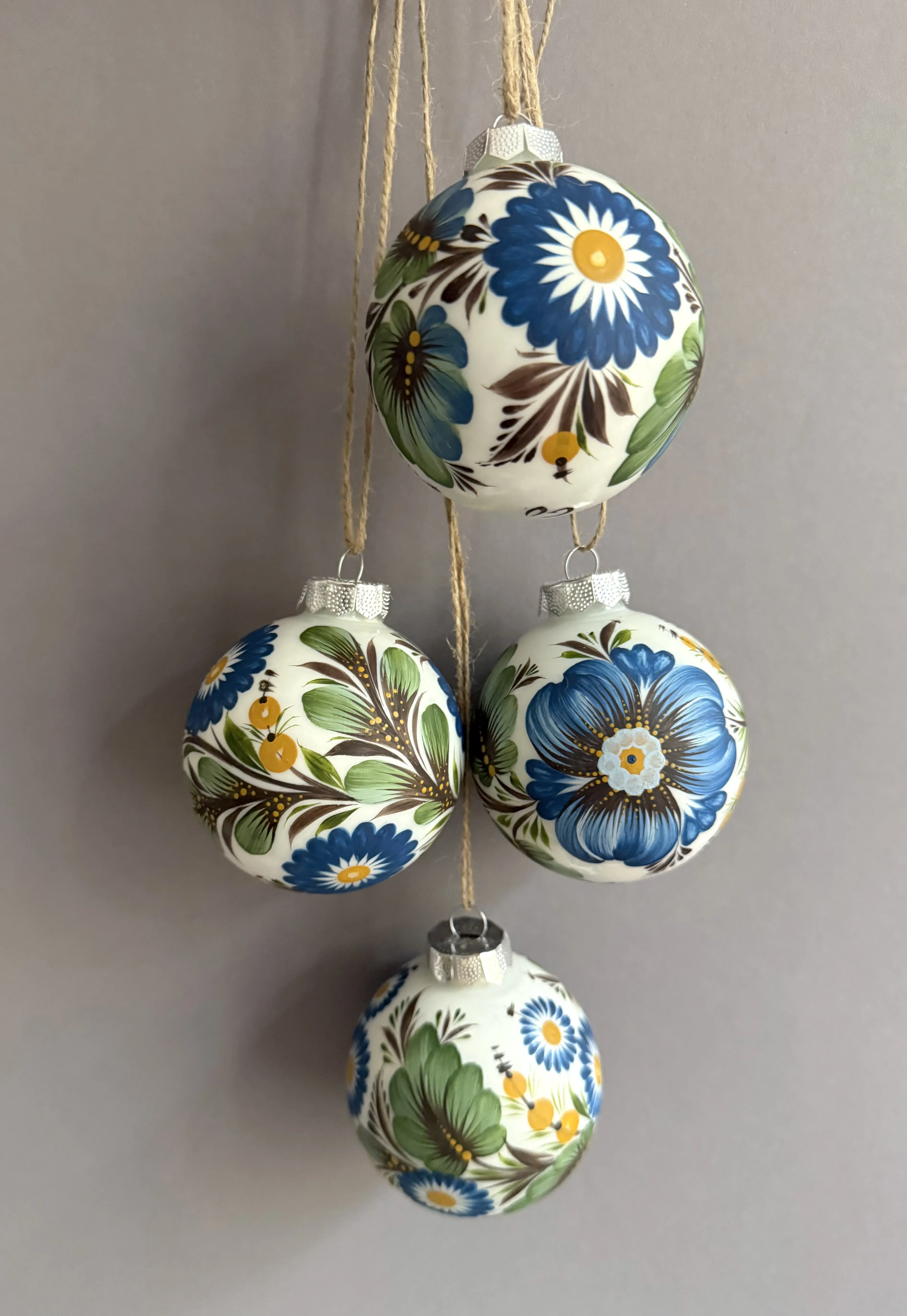 Bild von Set 4 von Olena Gryshyna, Größe: d 7,5 cm, hergestellt aus Glas, Acryl, Lack, Weihnachtsschmuck Medium, zum Preis von €80